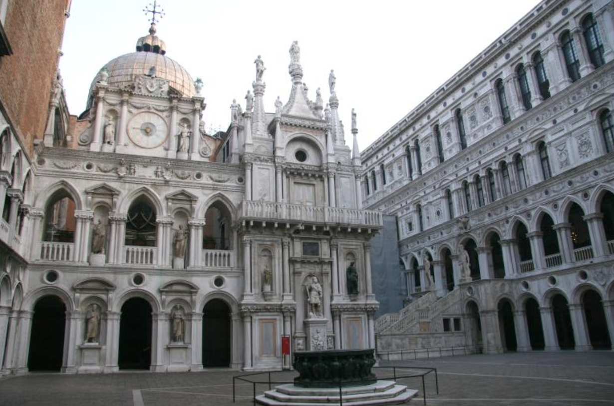 Arco Foscari, started by Bartolomeo and Giovanni Bon, completed by Antonio Bregno and Antonio Rizzo (15th century), Courtyard of Palazzo Ducale Arco Foscari, Palazzo Ducale